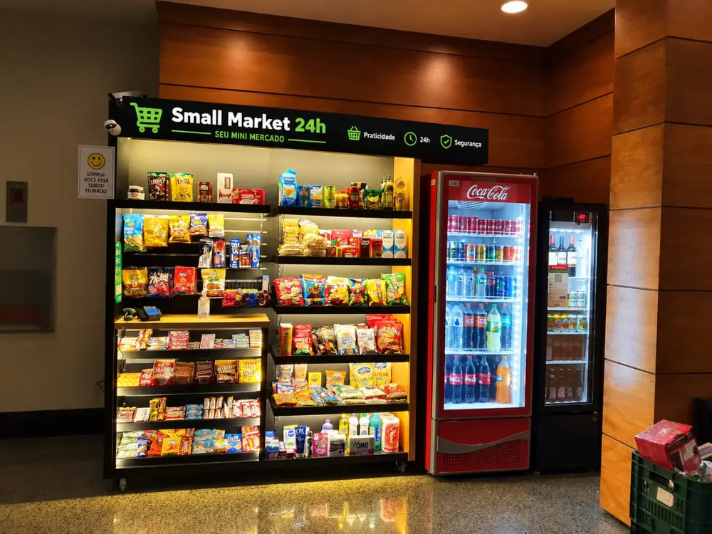 Unidade Small Market 24h com prateleiras, geladeiras e terminal de autoatendimento